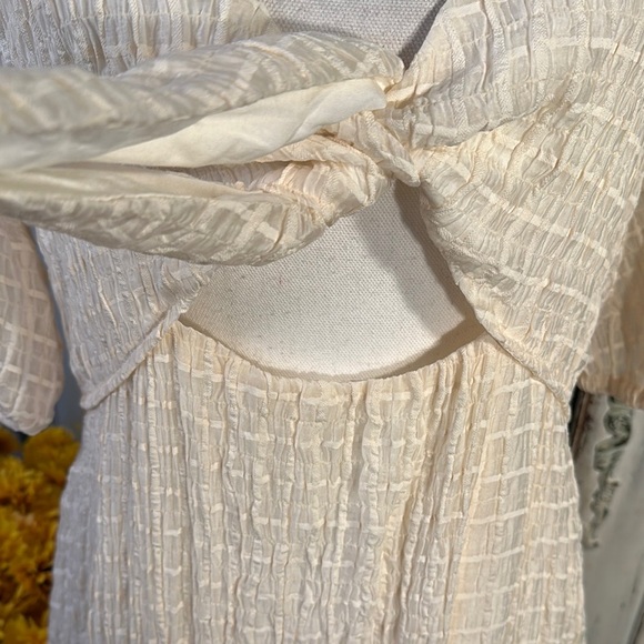 ASTR the Label Elegant Cream Textured Puff Sleeve Dress with Cutout and Tie - Picture 7 of 12